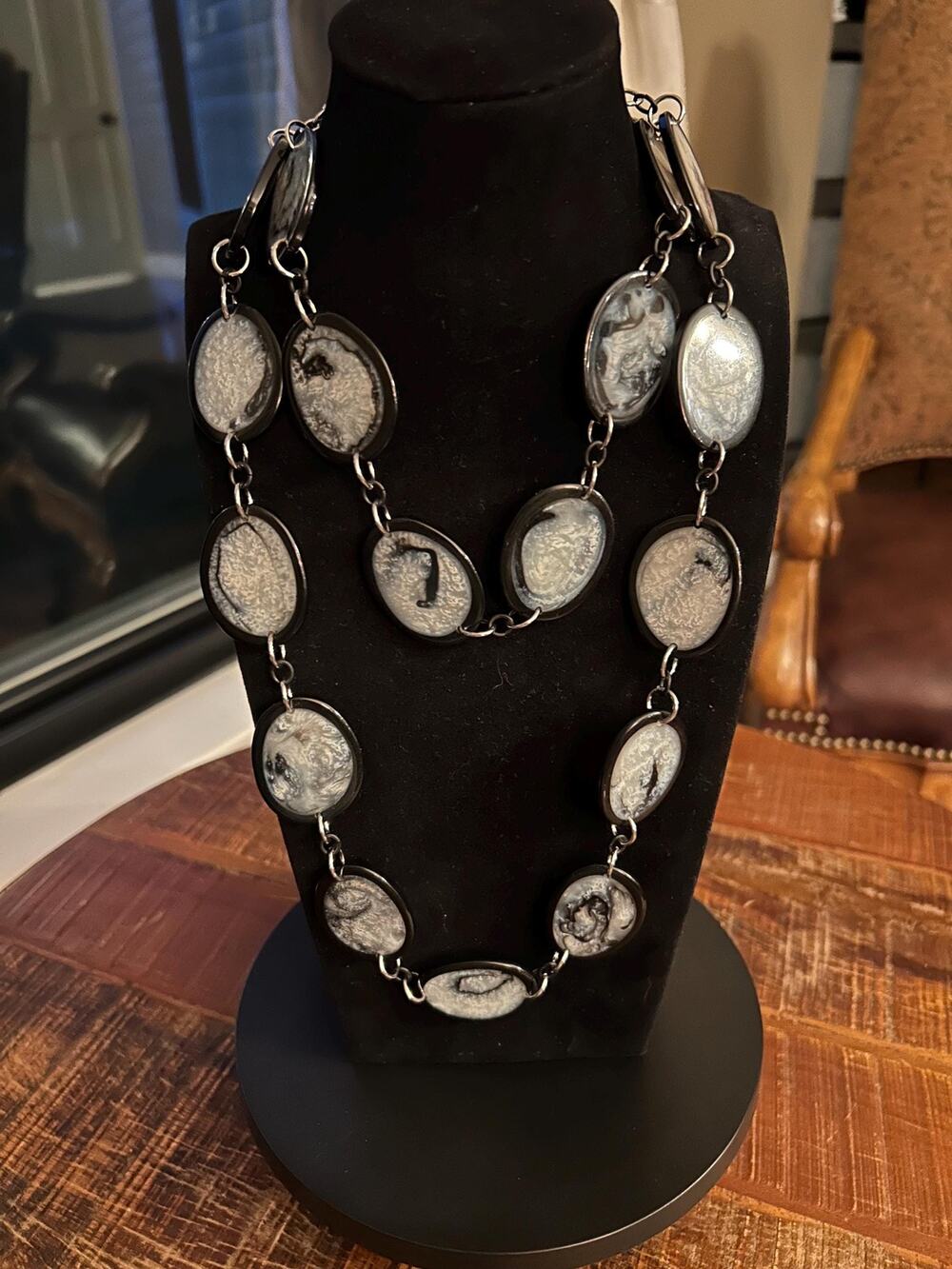 CHICOS Jewelry Black &
White Oval Flat Beads Chunky Runway Vintage Necklace NWT
